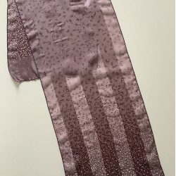 Una Scarf de satén y gasa vintage moderna de diseño abstracto púrpura oscuro para damas
